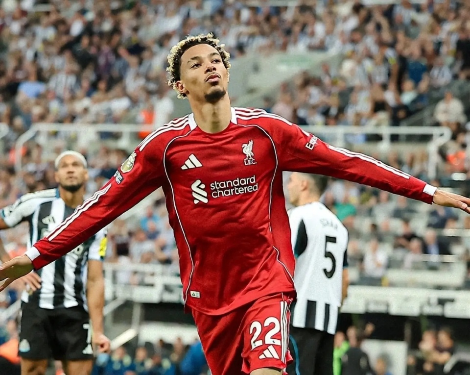 他甚至冲上, 这张红牌 他甚至冲上, 这张红牌