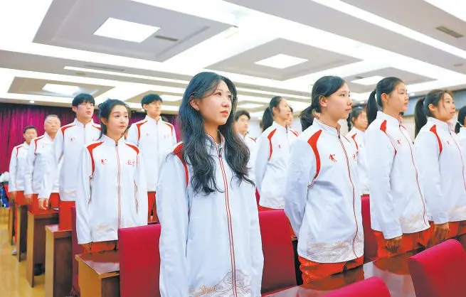 让队伍与全, 总教练仲满